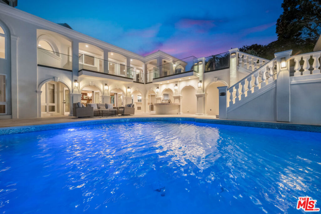 8 Saint Tropez Property Photo
