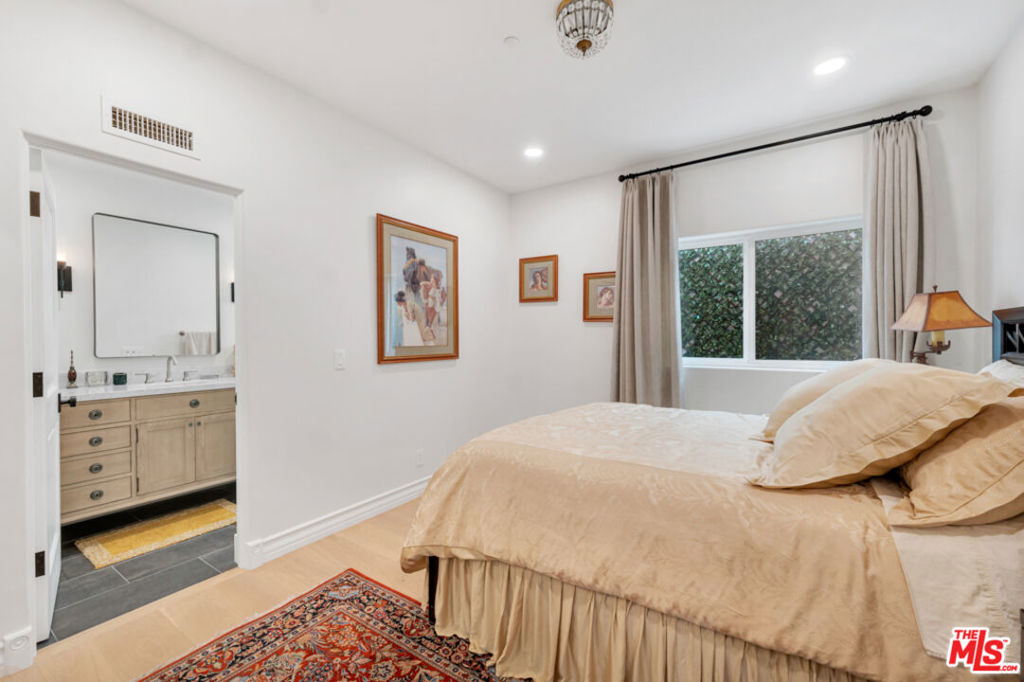 8 Saint Tropez Property Photo 45