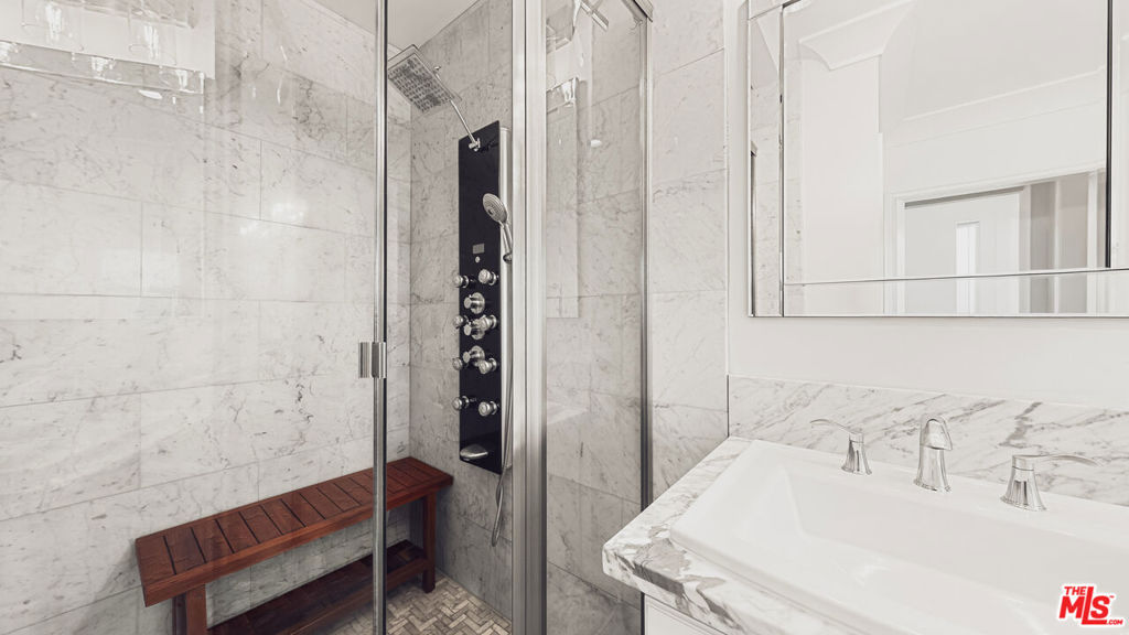 1940 N Western Avenue Property Photo 20