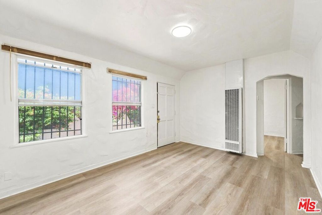 3427 S Bronson Avenue Property Photo 4