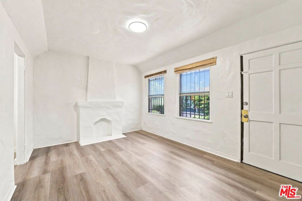 3427 S Bronson Avenue Property Photo 6