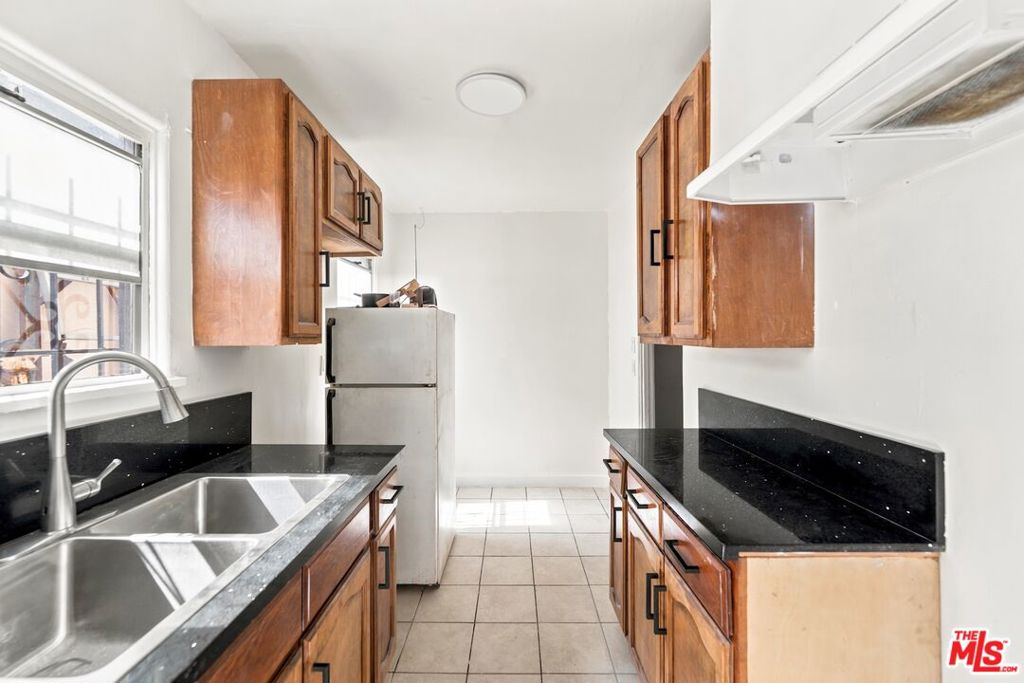 3427 S Bronson Avenue Property Photo 7