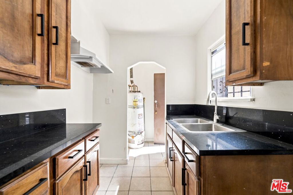 3427 S Bronson Avenue Property Photo 8
