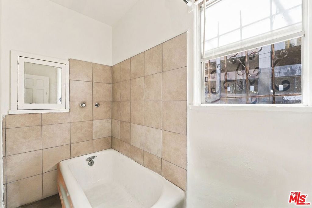 3427 S Bronson Avenue Property Photo 9