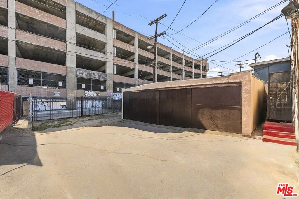 3427 S Bronson Avenue Property Photo 12