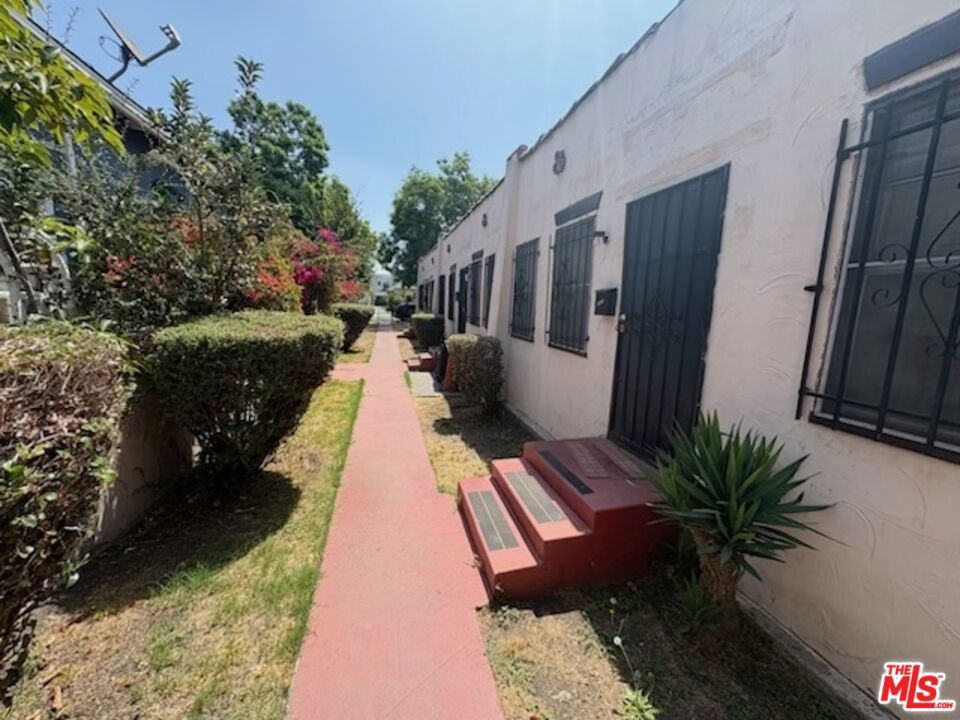 3427 S Bronson Avenue Property Photo 13