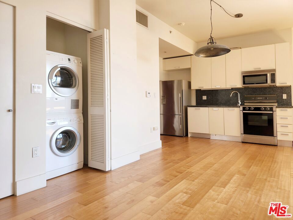460 S Spring Street 908 Property Photo 14