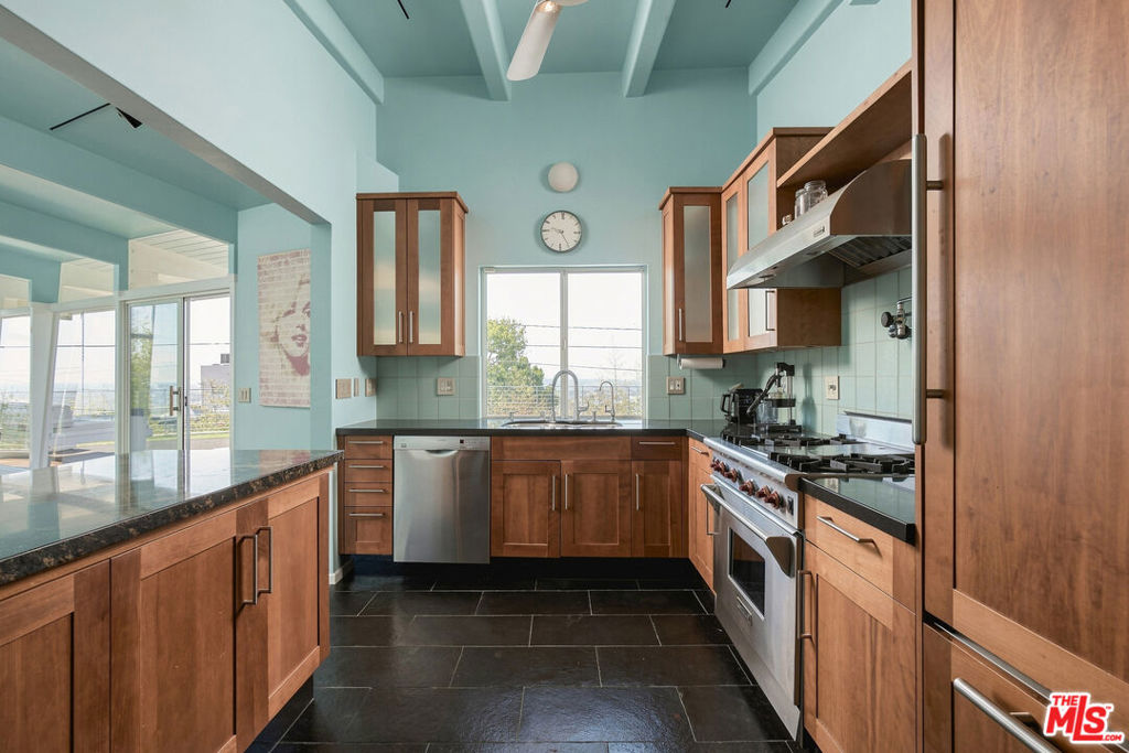 8411 Hollywood Boulevard Property Photo 7