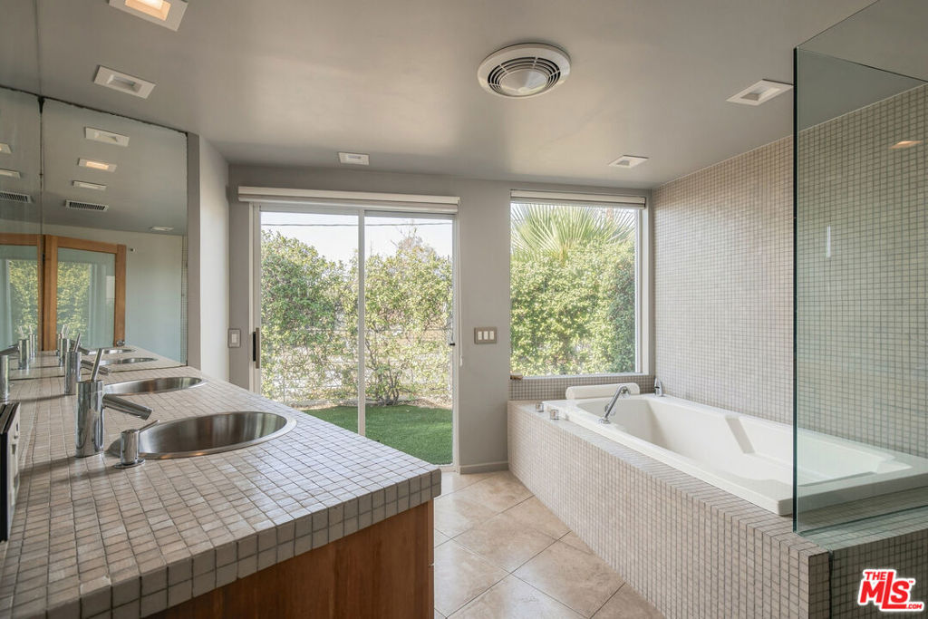 8411 Hollywood Boulevard Property Photo 11