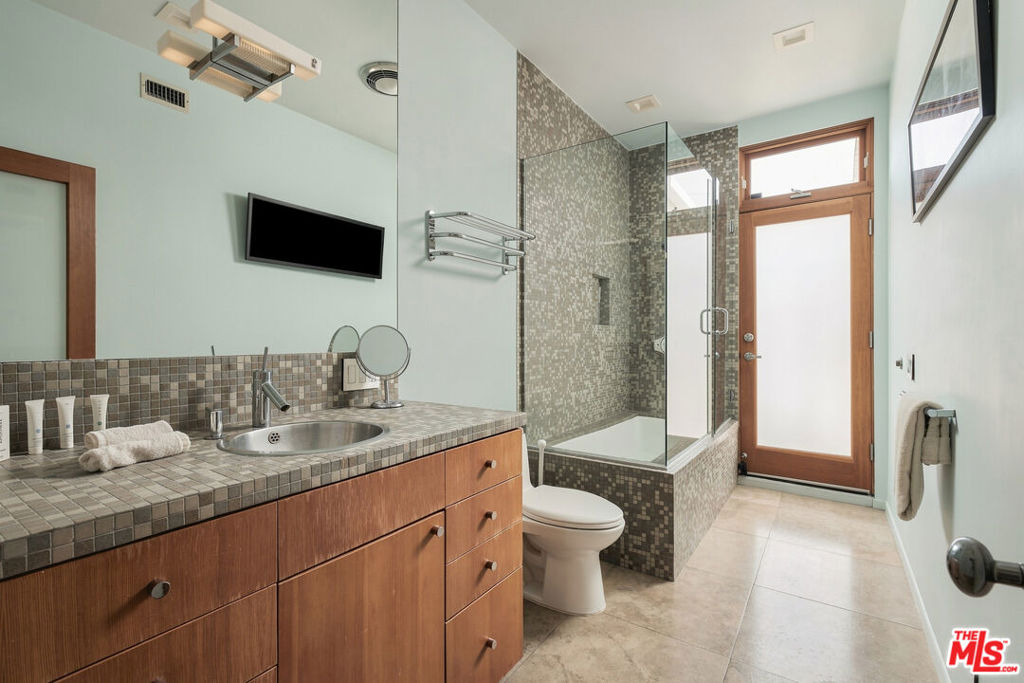 8411 Hollywood Boulevard Property Photo 14