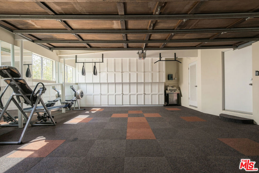 8411 Hollywood Boulevard Property Photo 19