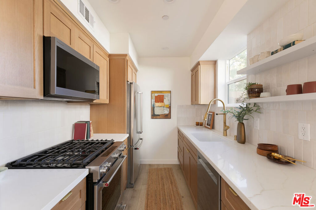 1233 1/2 N June Street Property Photo 5