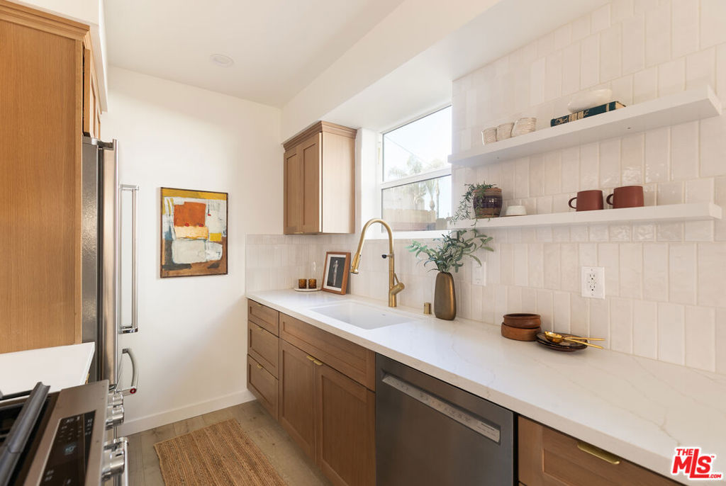 1233 1/2 N June Street Property Photo 8
