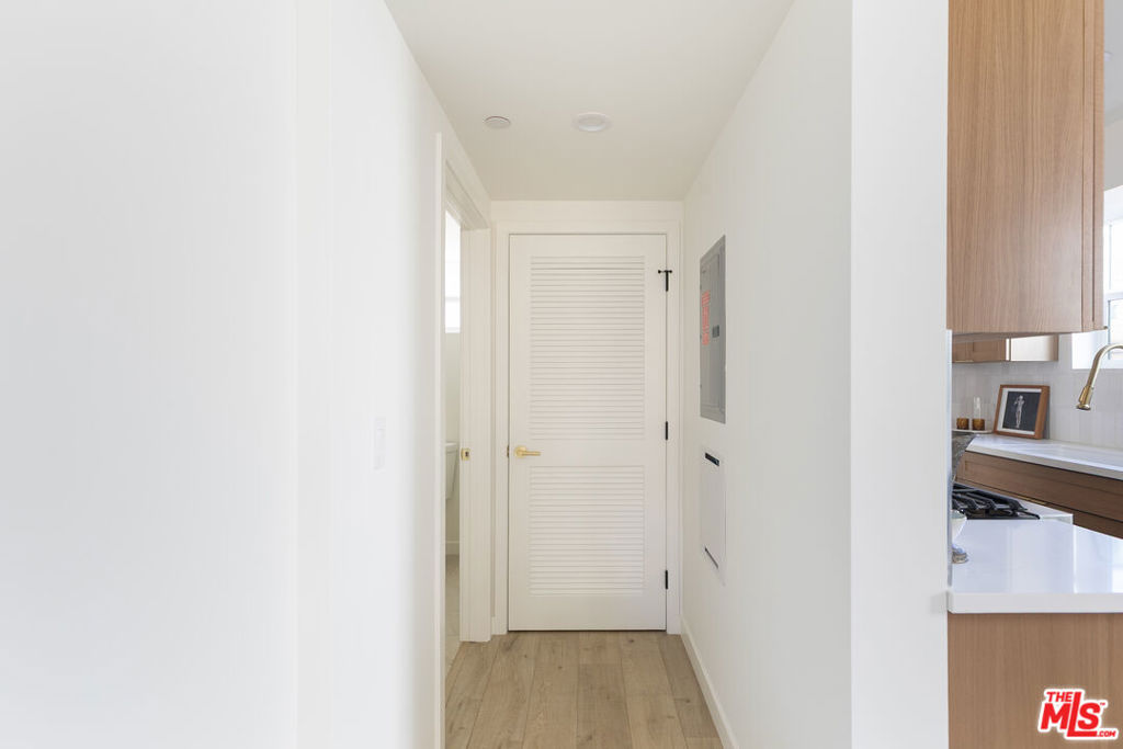1233 1/2 N June Street Property Photo 12