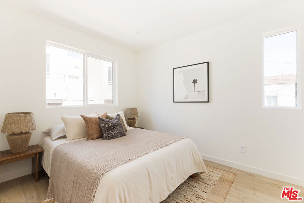 1233 1/2 N June Street Property Photo 15