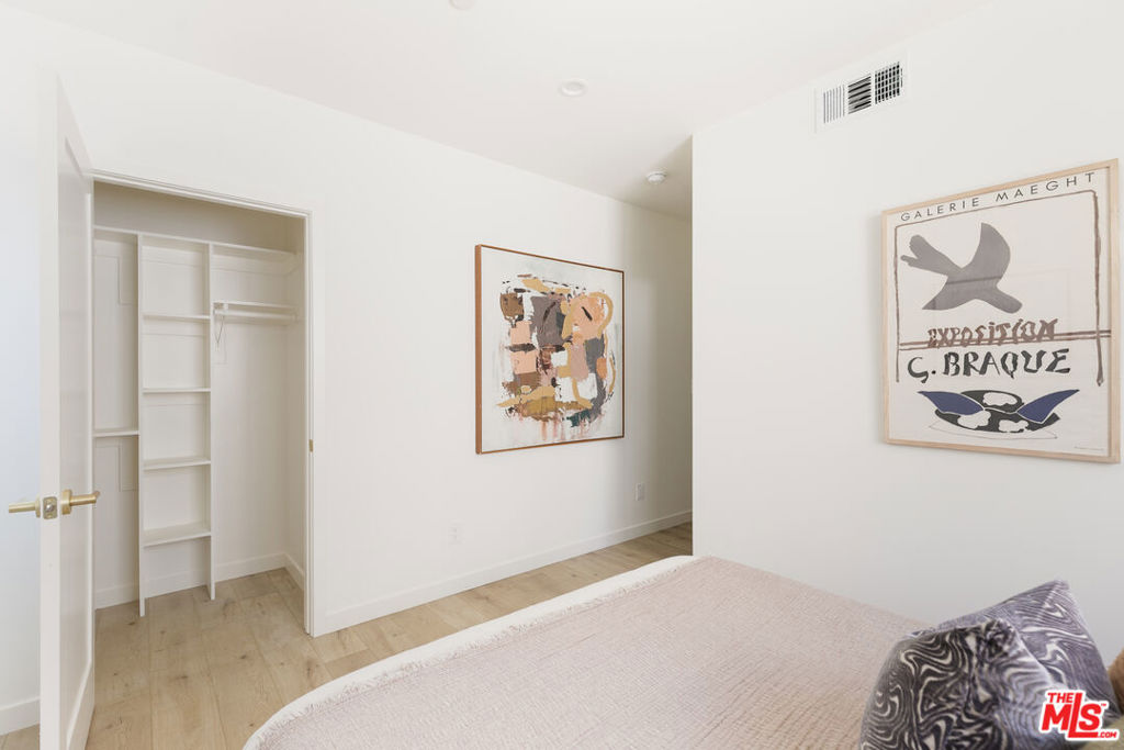 1233 1/2 N June Street Property Photo 16