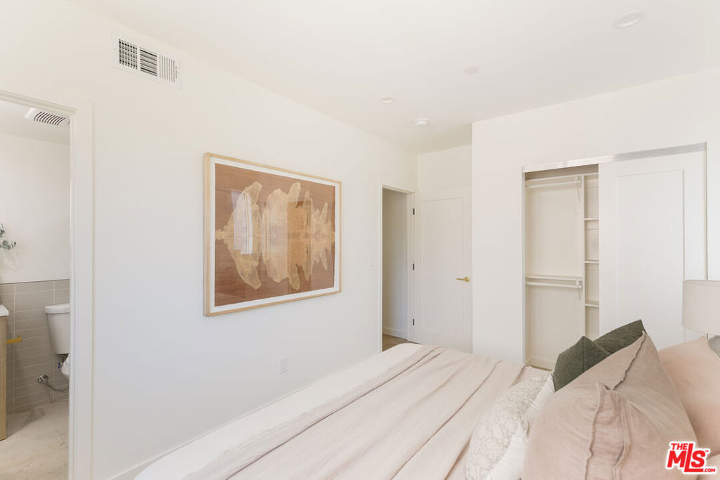 1233 1/2 N June Street Property Photo 20