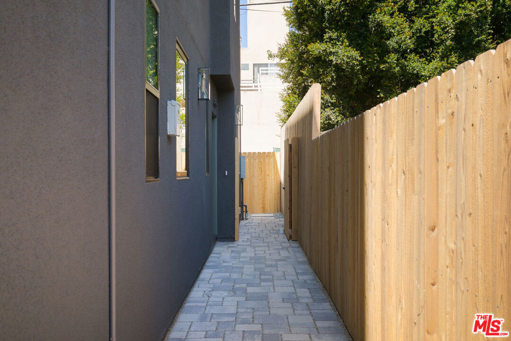 1233 1/2 N June Street Property Photo 24