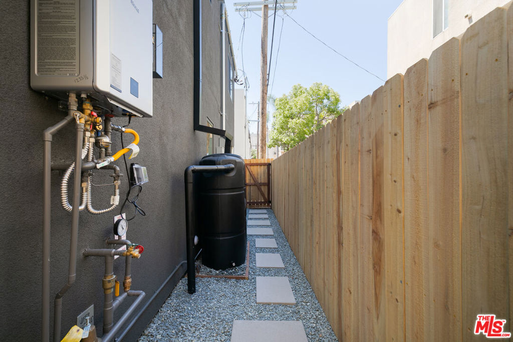1233 1/2 N June Street Property Photo 25