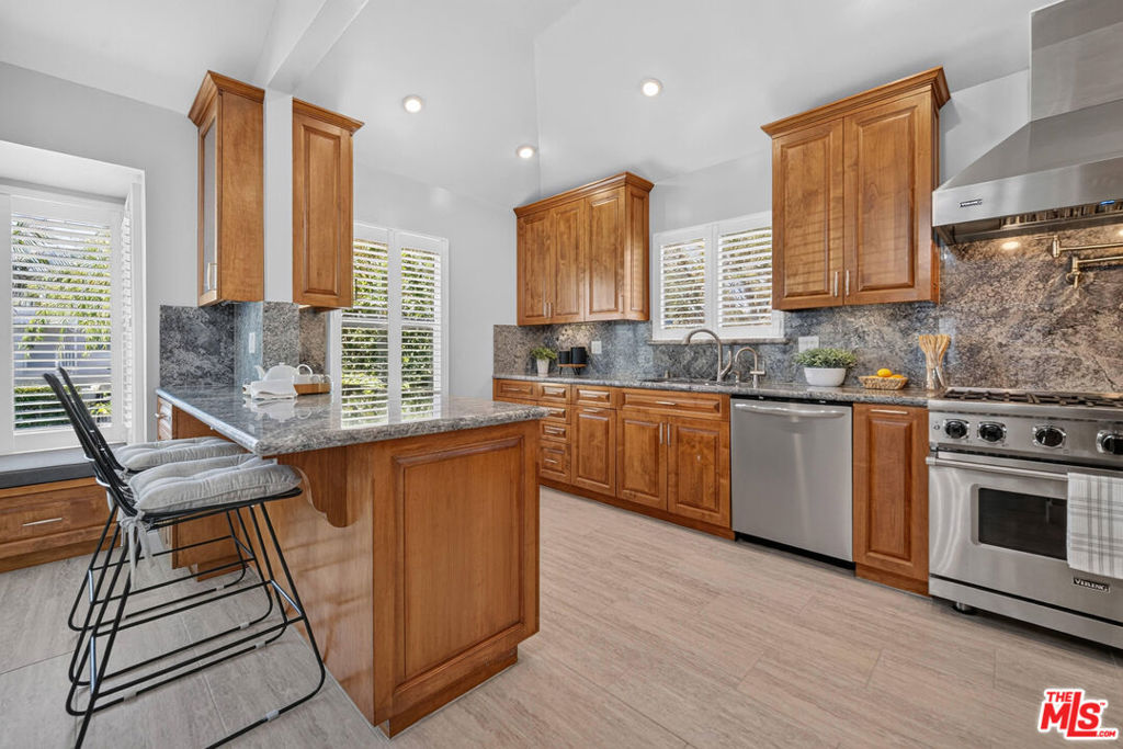 3002 S Beverly Drive Property Photo 2
