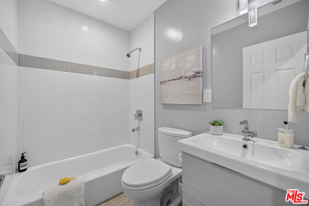 3002 S Beverly Drive Property Photo 15