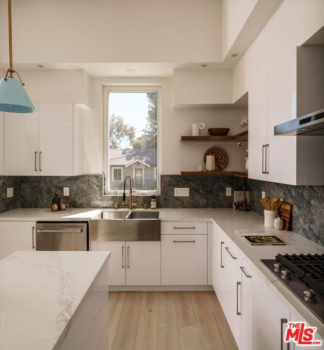 2309 Cove Avenue Property Photo 7