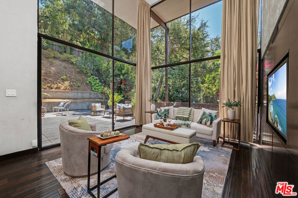 8867 Hollywood Hills Road Property Photo 1