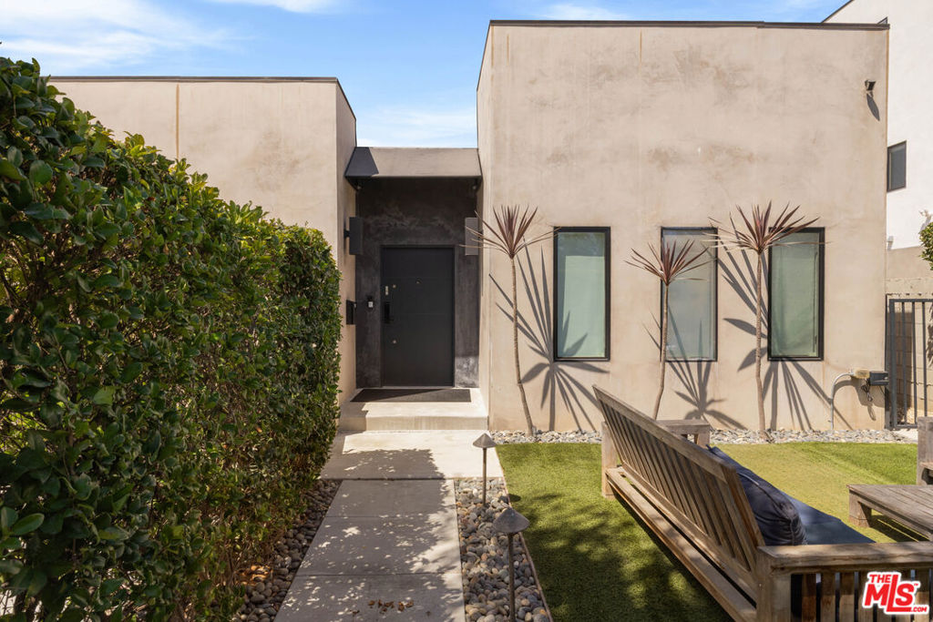 845 N Las Palmas Avenue Property Photo 4