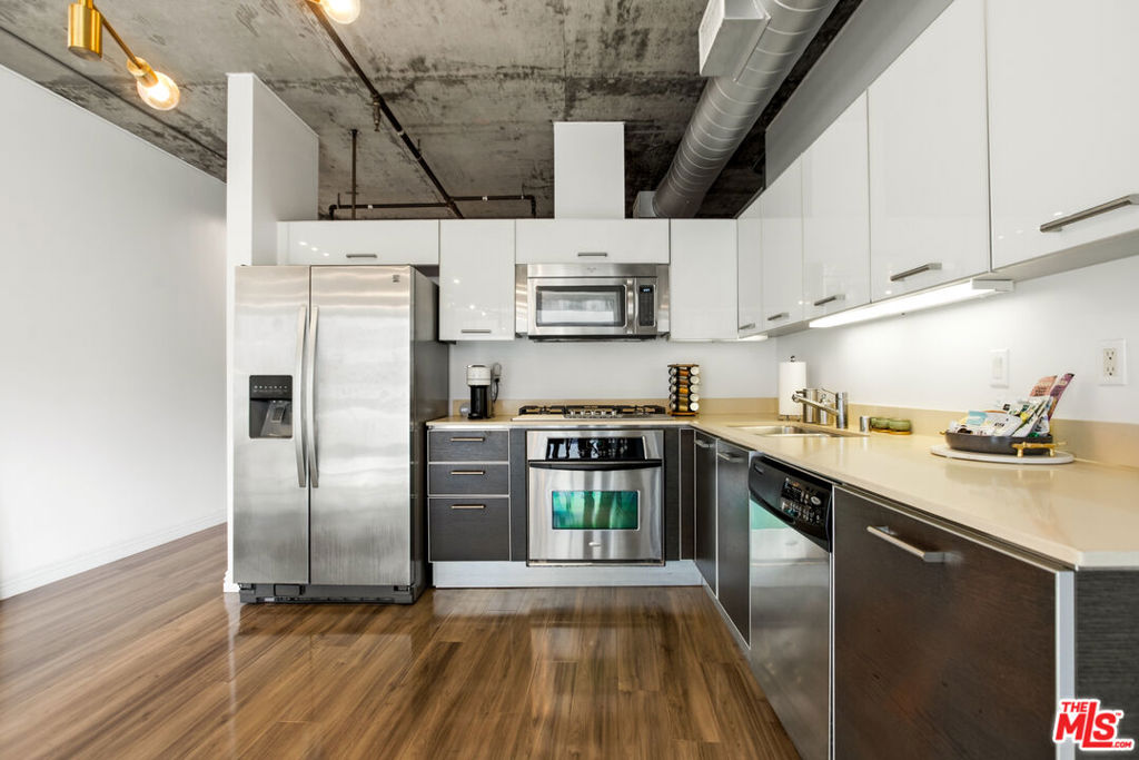645 W 9th Street 529 Property Photo 4