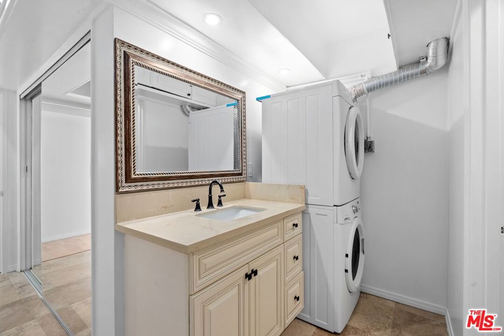 423 S Rexford Drive 305 Property Photo 13