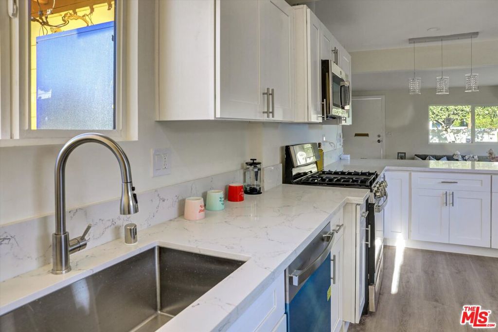 624 W Beach Avenue Property Photo 5