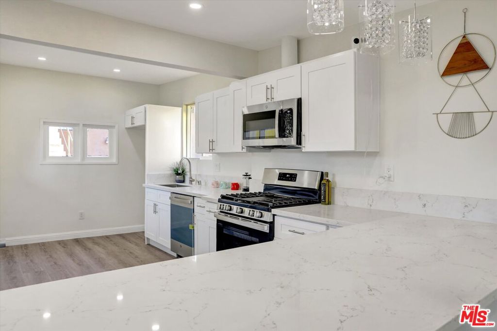 624 W Beach Avenue Property Photo 7