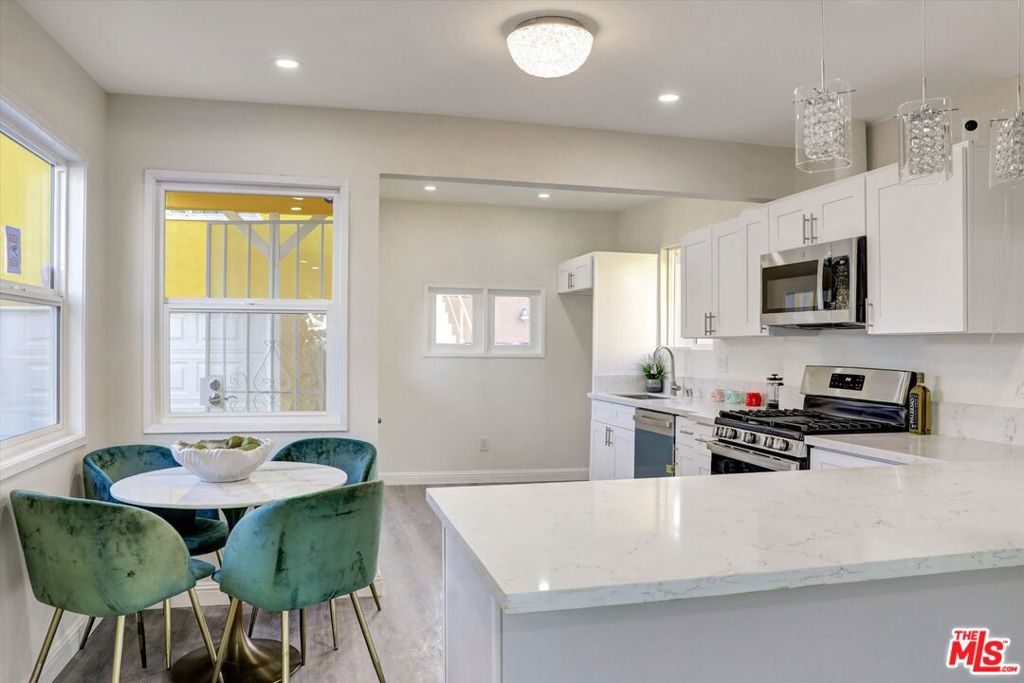 624 W Beach Avenue Property Photo 8