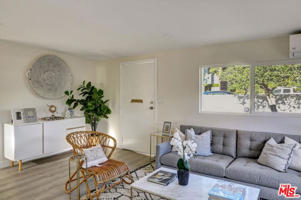 624 W Beach Avenue Property Photo 9
