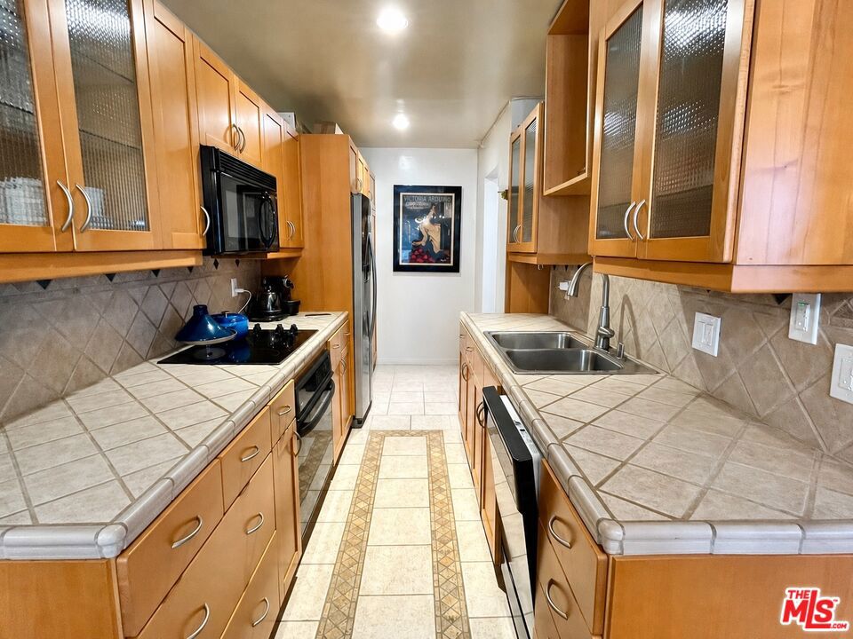 117 S Doheny Drive 206 Property Photo 3
