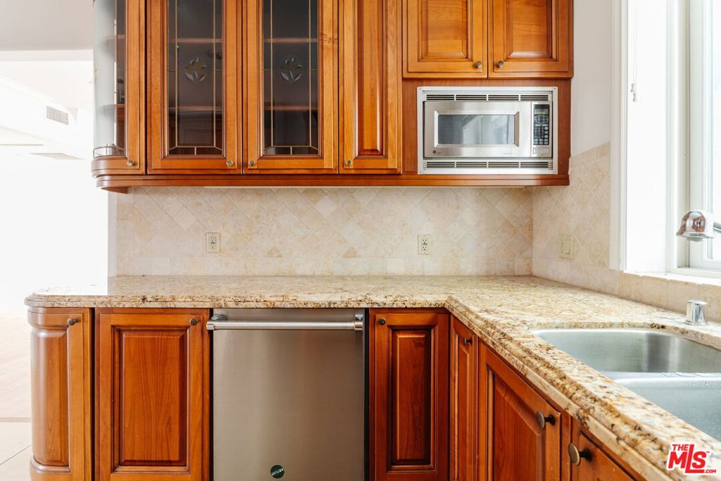 11749 Goshen Avenue 202 Property Photo 8