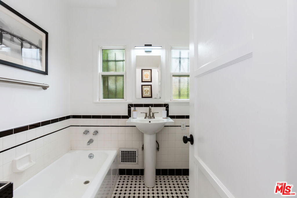 8022 Hollywood Boulevard Property Photo 15