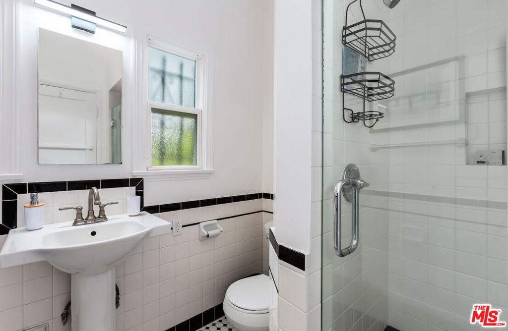 8022 Hollywood Boulevard Property Photo 16