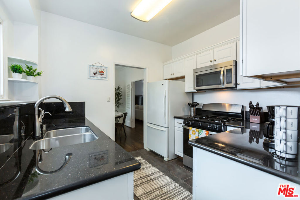 8022 Hollywood Boulevard Property Photo 24