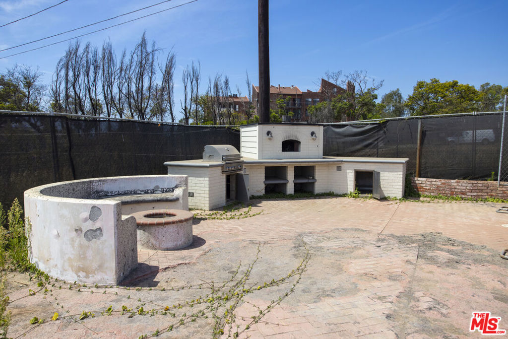 1115 Via De La Paz Property Photo 8