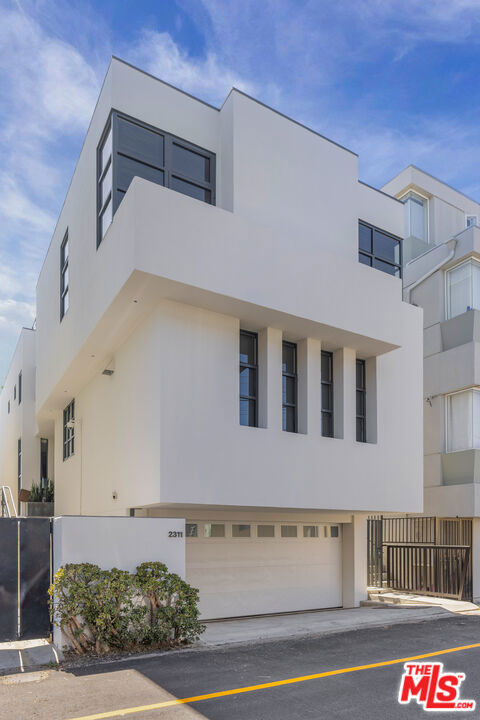 2311 Ocean Front Walk Property Photo 5