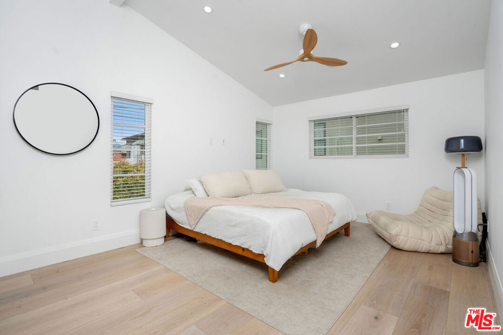 107 S Flores Street 1/4 Property Photo 6