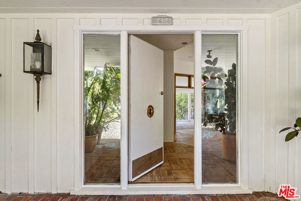 8494 Carlton Way Property Photo 3