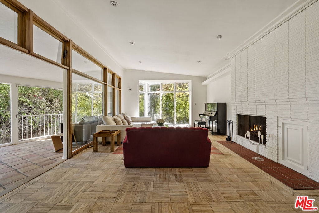 8494 Carlton Way Property Photo 4