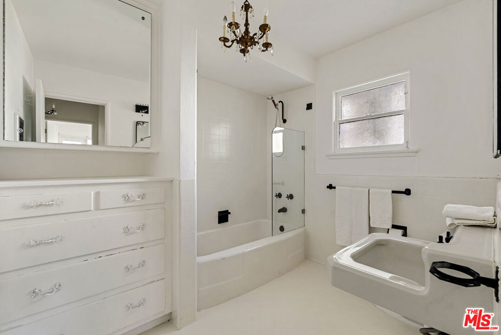 8494 Carlton Way Property Photo 11