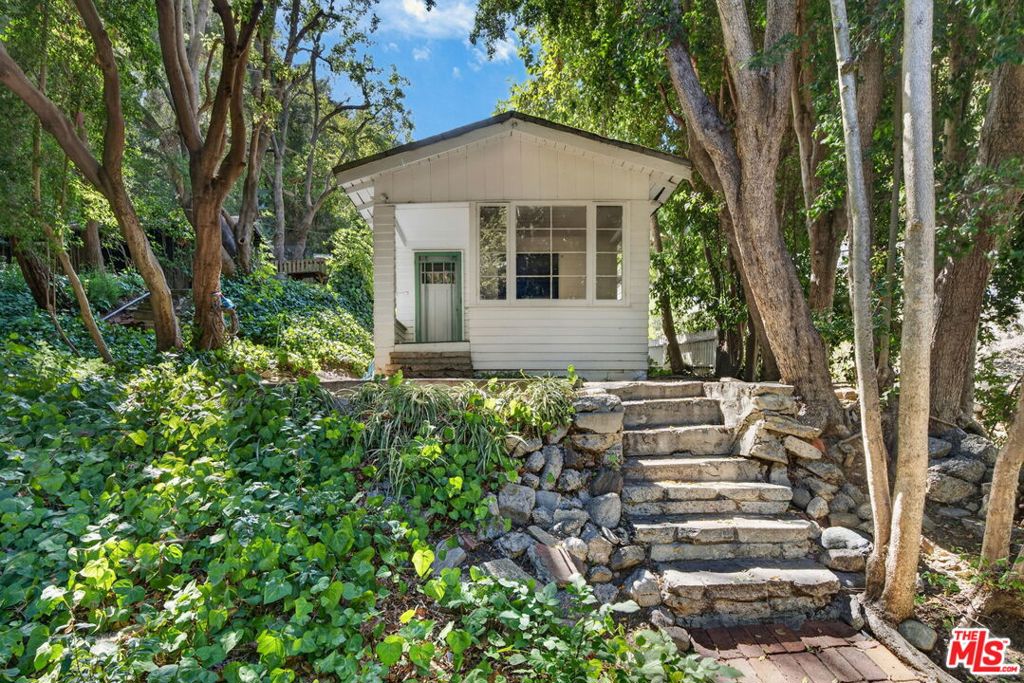 1723 N Beverly Glen Boulevard Property Photo 1