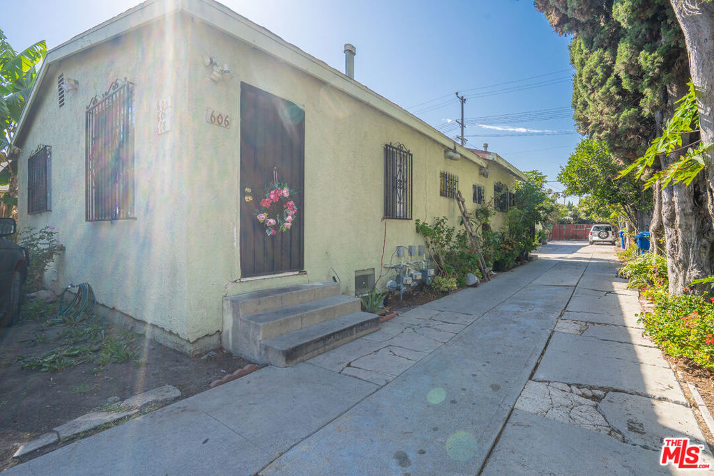 606 W 78th Street Property Photo 4