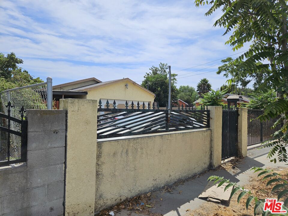 2238 E 120th Street Property Photo 4