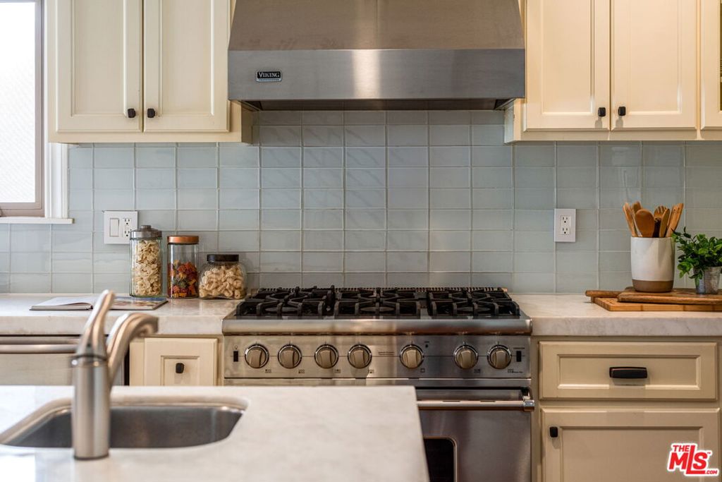 1945 Fairburn Avenue Property Photo 13