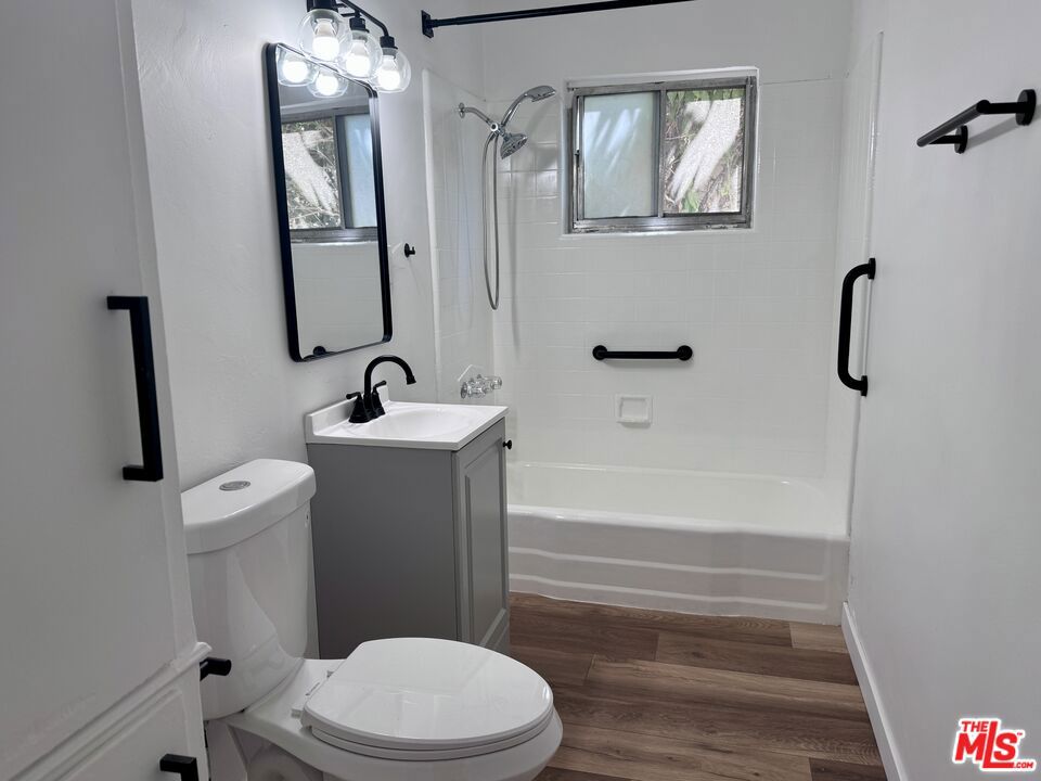 1542 W 60th Street 1 Property Photo 8